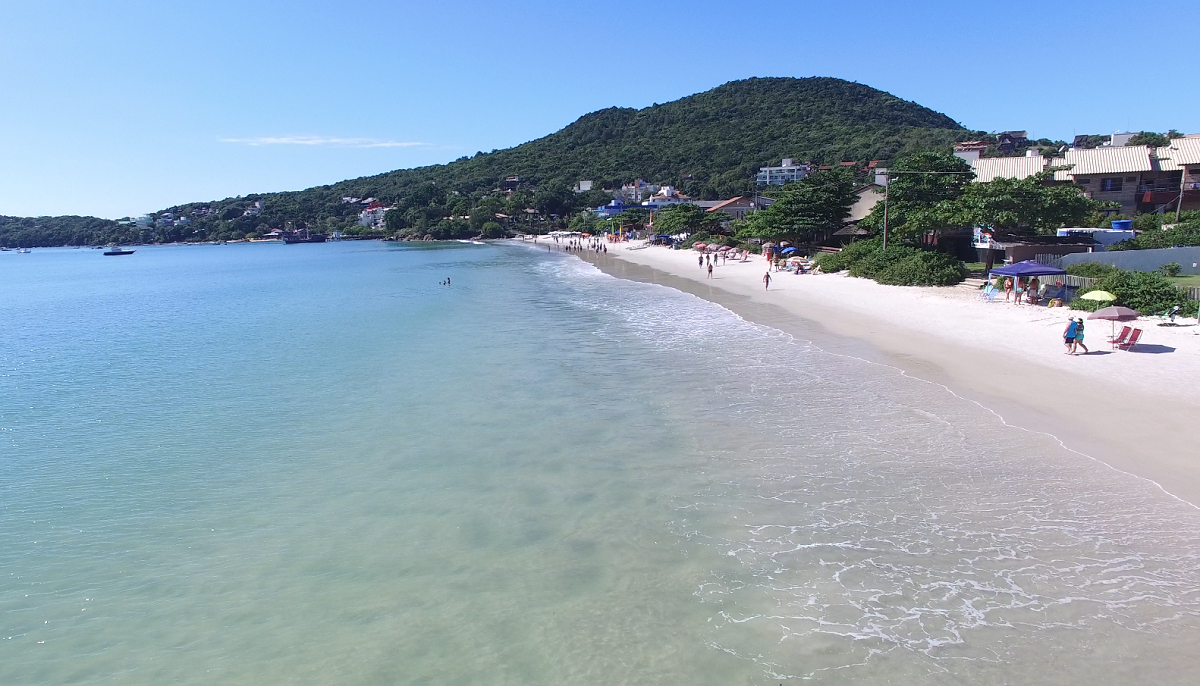 Praia de Bombinhas possui mar tranquilo para praticar snorkeling. Foto: Feat Design.